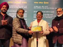 प्रख्यात लेखक एस आर हरनोट आधार साहित्य सम्मान से सम्मानित