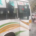 बस पर गिरी चट्टान, एक की मौत